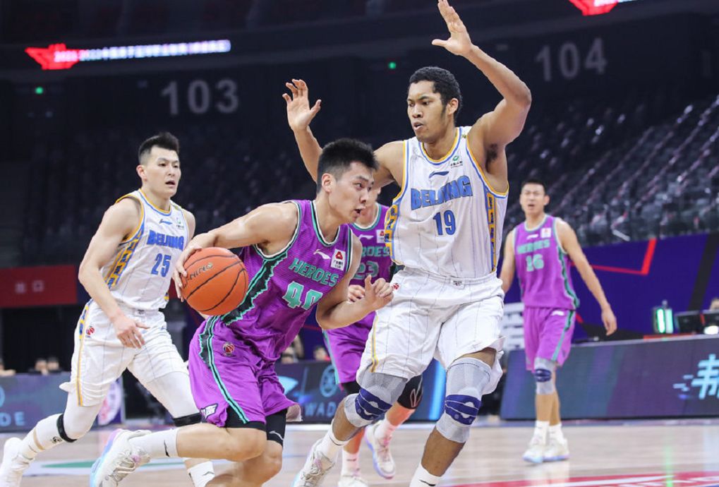 鹈鹕鏖战青岛队,陶汉林关键制胜 鹈鹕鏖战青岛队,陶汉林关键制胜