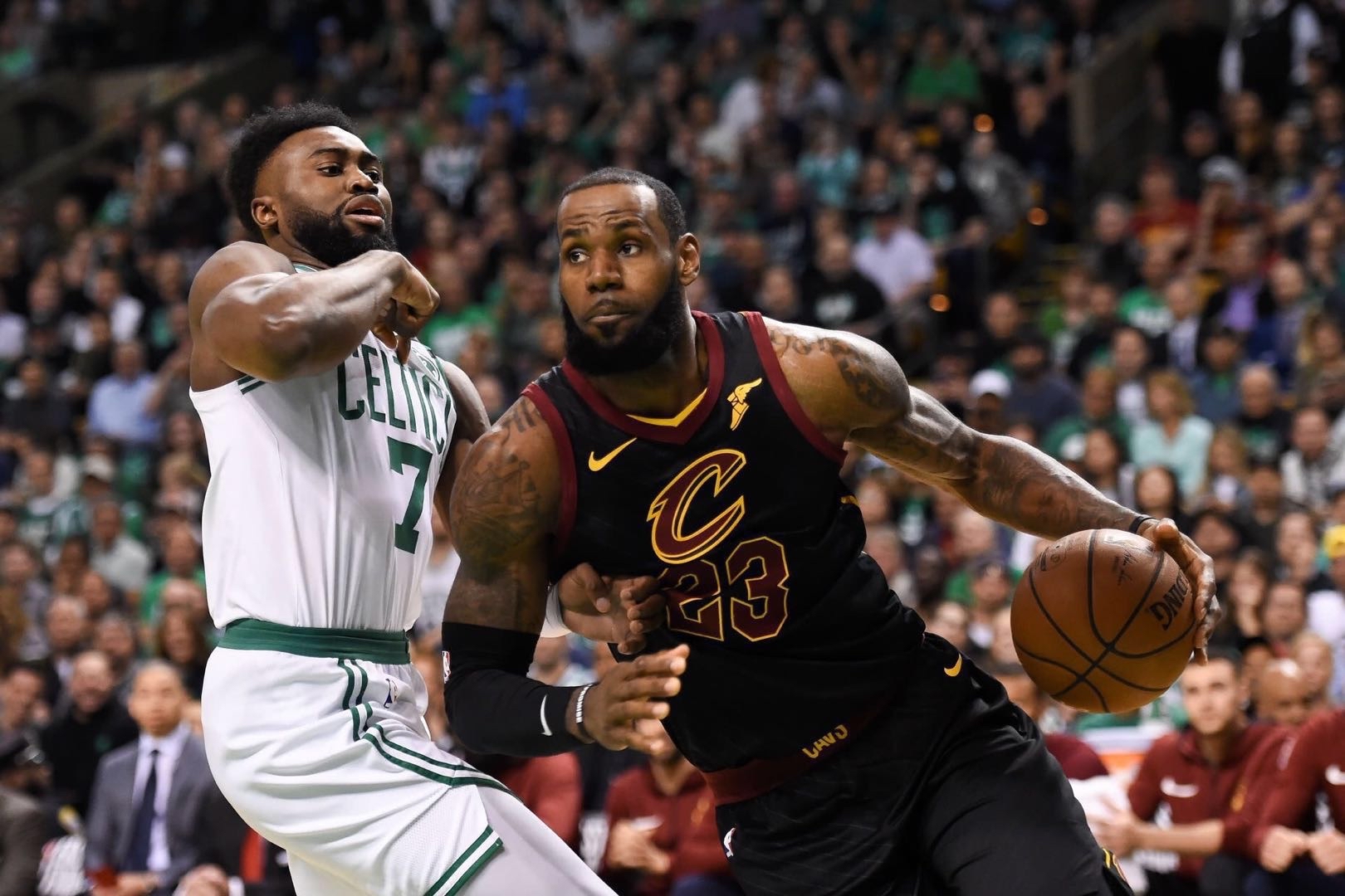 勇士鏖战凯尔特人,德罗赞点燃赛场 勇士鏖战凯尔特人,德罗赞点燃赛场