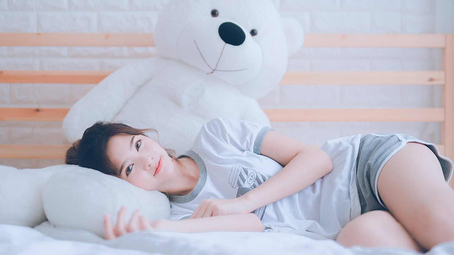 神秘小国之战，孔德低头瞬间，世界读懂足球的孤独